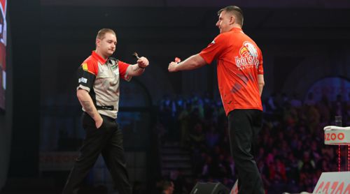 Krzysztof Ratajski verweigert Blickkontakt mit Dimitri Van den Bergh