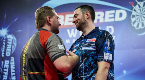 Dimitri Van den Bergh und Luke Humphries freundschaftlich