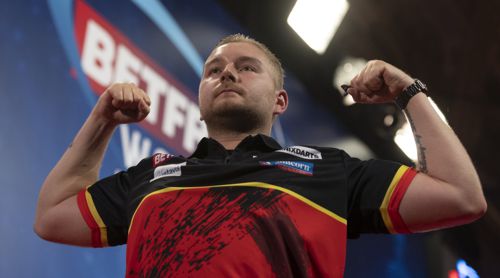 Dimitri Van den Bergh lässt die Muskeln spielen