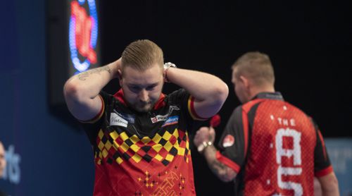 Dimitri Van den Bergh kegelt Nathan Aspinall aus dem Turnier