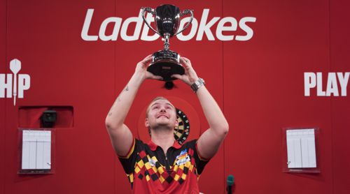 Dimitri Van den Bergh reckt den Pokal des Weltmeisters nach oben