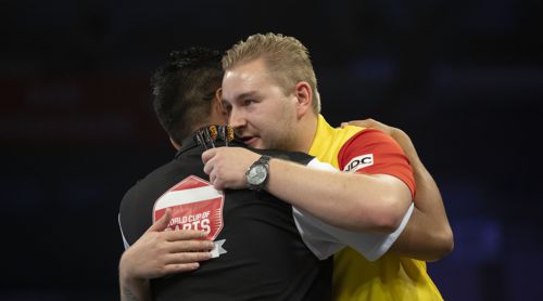 Dimitri Van den Bergh und Rowby-John Rodriguez freundschaftlich