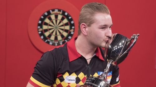 Dimitri Van den Bergh ksst die Trophe des Weltmeisters