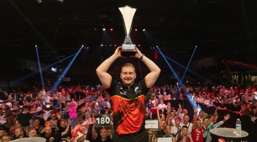 Dimitri Van den Bergh mit dem Pokal des Siegers