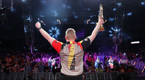 Dimitri Van den Bergh feiert mit dem Publikum in Minehea