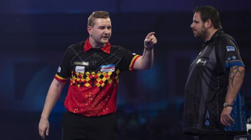 Dimitri Van den Bergh zeigt Adrian Lewis, wie das Spiel funktioniert