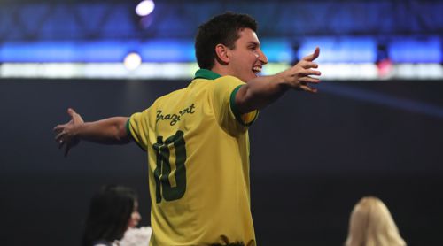 Diogo Portela lief im brasilianischen Fußball-Trikot auf die Bühne in London