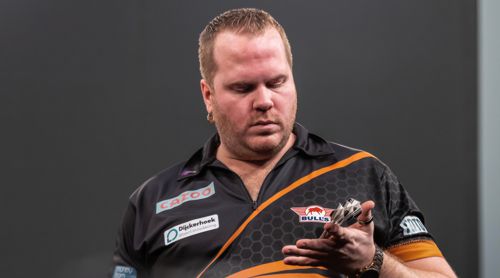 Dirk van Duijvenbode untersucht seine Darts