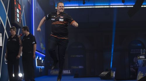 Dirk van Duijvenbode springt vor Glück in die Höhe