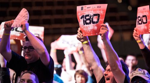 Dartfans in der Saarlandhalle Saarbrücken