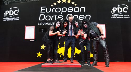 Elmar Paulke mit Kiss-Doubles in Leverkusen