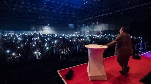 Jack Nieuwlaat heizt die Fans in Maastricht ein