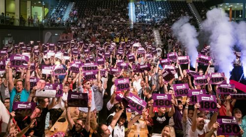 Die Dartfans in Wien feiern ihre Stars auf der European Tour