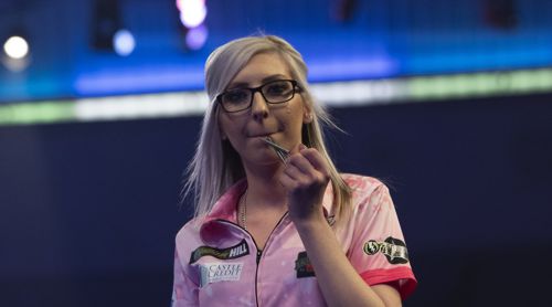 Fallon Sherrock beißt auf ihre Darts