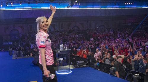 Fallon Sherrock winkt den Fans in London zu