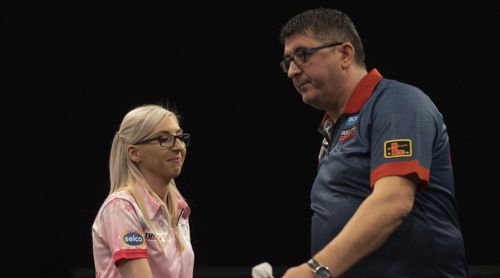 Fallon Sherrock und Mensur Suljovic