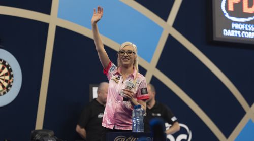 Fallon Sherrock winkt den Fans zum Abschied