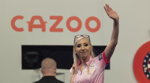 Fallon Sherrock winkt ihren Fans zu