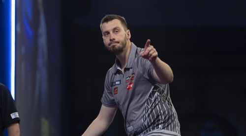 Florian Hempel zeigt in die zweite Runde
