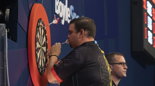 Gabriel Clemens küsst seine Target-Darts