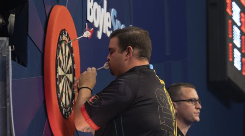 Gabriel Clemens ksst seine Target-Darts