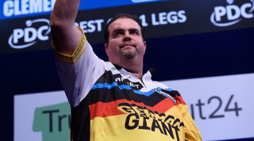 Gabriel Clemens winkt den Fans in Dortmund