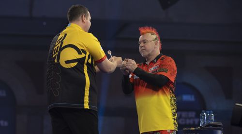 Gabriel Clemens Shakehands mit Peter Wright