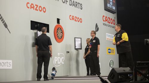 Gabriel Clemens auf der Bühne des World Cup of Darts