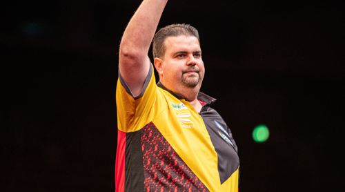 Gabriel Clemens winkt den Fans in Dortmund