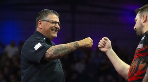 Gary Anderson kneift ein Auge zu