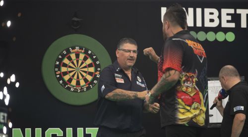 Gary Anderson drückt ein Auge zu