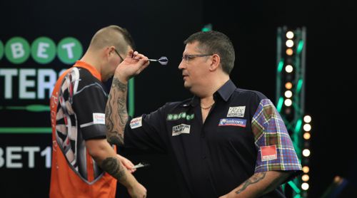 Gary Anderson gewann trotz Rückenschmerzen gegen Benito van de Pas