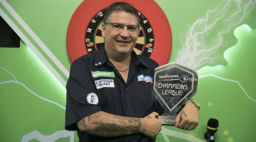 Gary Anderson mit der Champions League Trophy