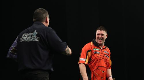 Gary Anderson und Daryl Gurney begrüßen sich freundschaftlich