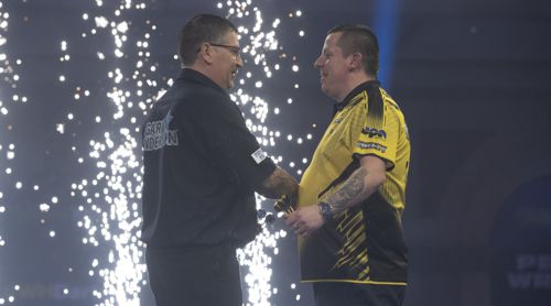 Gary Anderson bedankt sich bei Dave Chisnall, dass er van Gerwen rausgekegelt hatte