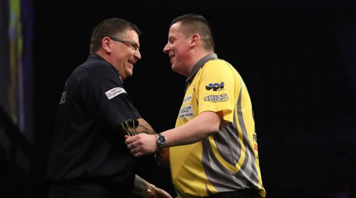 Gary Anderson und Dave Chisnall bei der Premier League Darts 2017