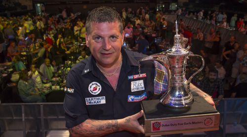 Gary Anderson hier mit dem Pokal der Dubai Darts Masters