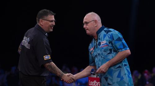 Ian White vermeidet beim Handschlag mit Gary Anderson bewusst den Augenkontakt