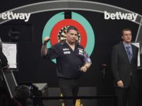 Gary Anderson steht aufgrund der Unentschieden von Phil Taylor und Michael van Gerwen nun punktgleich auf Rang drei