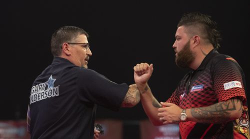 Gary Anderson und Michael Smith berühren sich aufgrund von Corona nur mit den Ellbogen