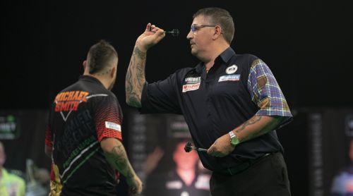 Gary Anderson zeigt Michael Smith seine Wurftechnik