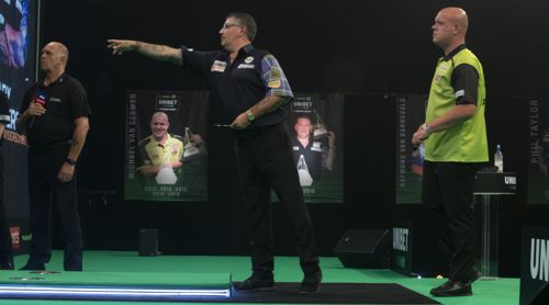 Gary Anderson und Michael van Gerwen im Duell der Darts-Weltmeister