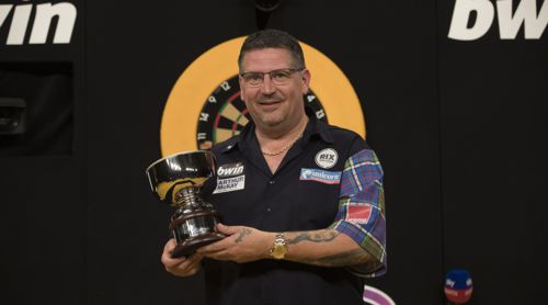 Gary Anderson mit der Miniatur-Ausgabe der Eric Bristow Trophy