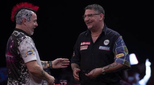 Die Landsleute Gary Anderson und Peter Wright freundschaftlich