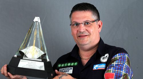 Gary Anderson mit dem Premier League 2018 Pokal
