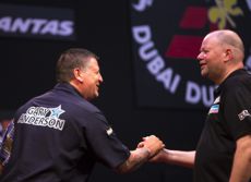 Gary Anderson setzt sich gegen Raymond van Barneveld durch