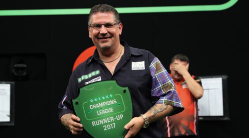 Gary Anderson mit dem Pokal für den zweiten Platz