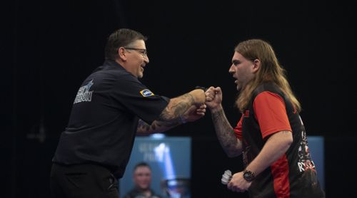 Gary Anderson mit Knieproblemen