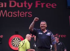 Gary Anderson besiegt Michael van Gerwen im Finale der Dubai Darts Masters mit 11:9 und gewinnt erstmals den Titel