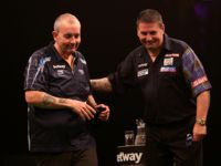 Phil Taylor schmunzelt über sein Ausscheiden in der Premier League Darts